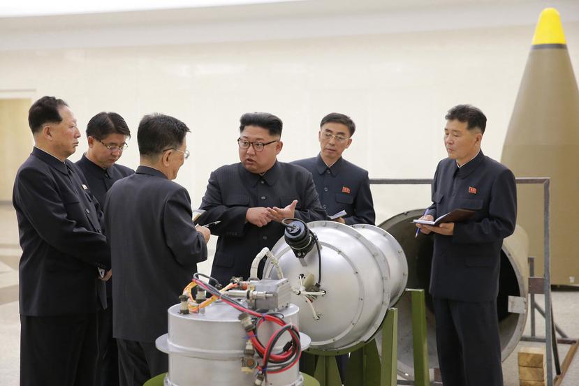 El mandatario Kim Jong Un (al centro) asistió a una reunión de la cúpula del partido gobernante y firmó la orden de autorización, según la televisora.  (EFE)