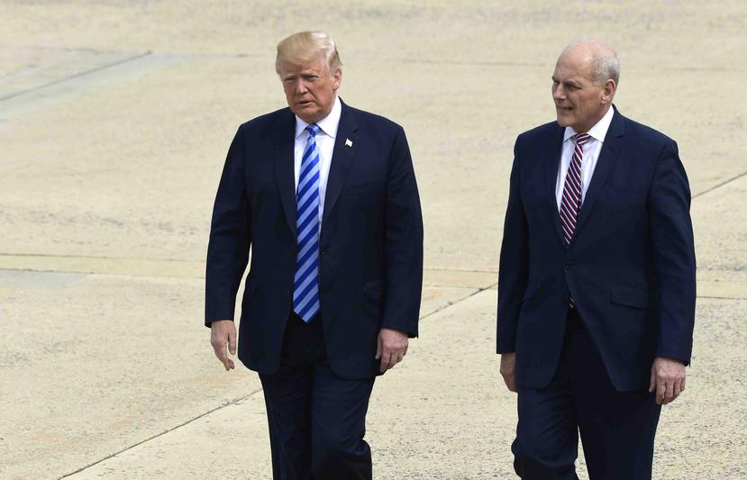 El presidente Donald Trump y el jefe de despacho, John Kelly, se dirigen hacia el avión presidencial en la base aérea Andrews, Maryland. (AP)