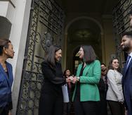 Nydia Velázquez, a la izquierda, y Alexandria Ocasio Cortez durante su visita a Chile.