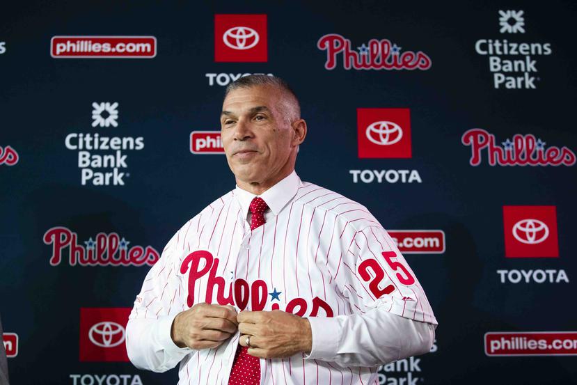 En esta foto de archivo del 28 de octubre de 2019, Joe Girardi se pone el jersey de los Phillies de Filadelfia. (AP)