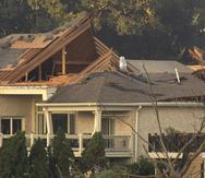 En esta imagen tomada de un video, el tejado de una casa se ve muy dañado tras el paso de un tornado el domingo 25 de junio de 2023 en el condado Johnson, Indiana.