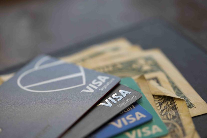 Dinero en efectivo y tarjetas de crédito y débito Visa en Nueva Orleáns. (AP/Jenny Kane)