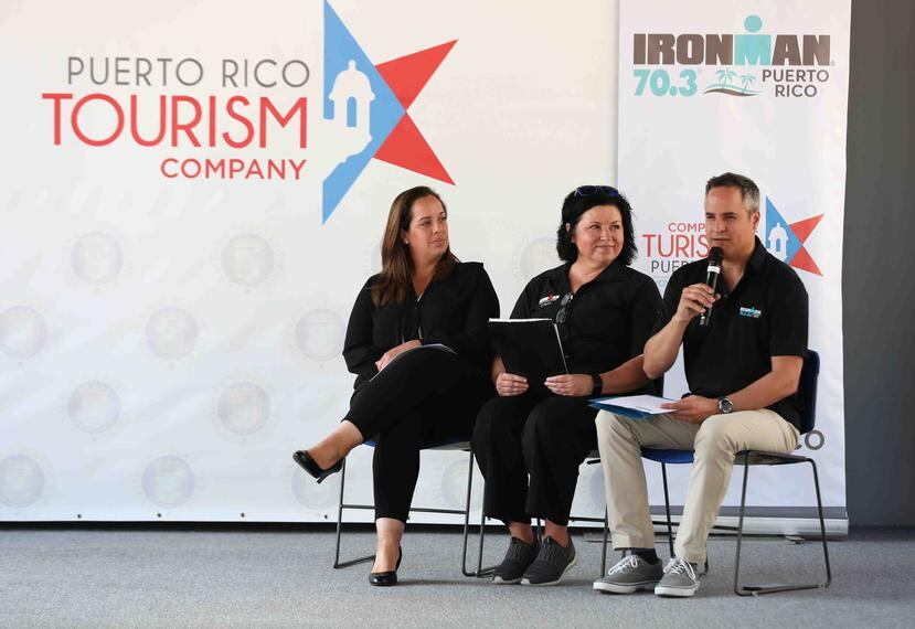 En la foto desde la izquierda, la directora de la Compañía de Turismo, Carla Campos, Sarah Hartmann de Ironman Foundation y Alejandro Velázquez, socio de BN Sports, productores de evento.
