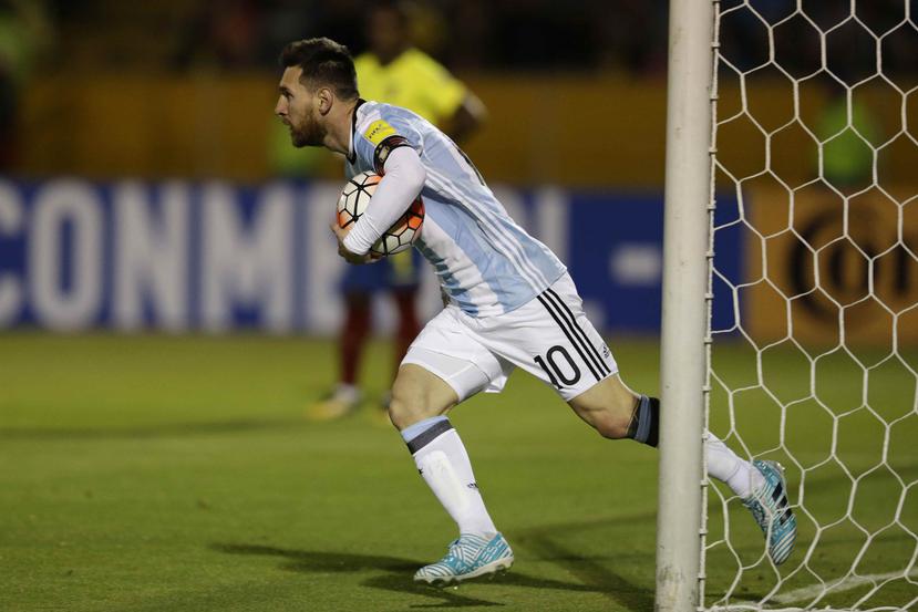 Messi corre con el balón luego de anotar contra Ecuador. (AP)