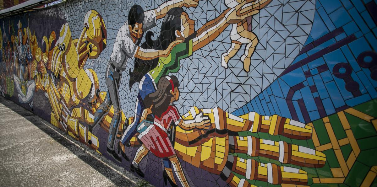 Para este mural, se picaron cerca de 11,000 losas de 31 colores, lo que para el artista Javier Vélez fue un reto bien grande.