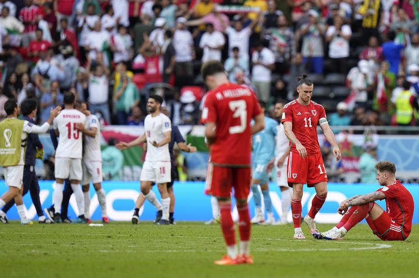 Gareth Bale, segundo desde la derecha, se dirige a un compañero desconsolado de Gales tras el revés 2-0 contra Irán.