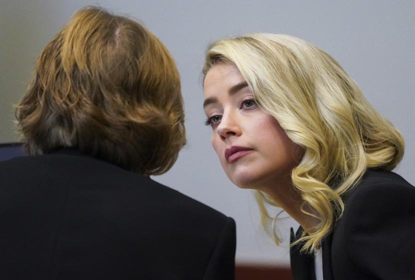 La actriz Amber Heard habla con su abogada, Elaine Bredehoft, en el Tribunal del Circuito del Condado de Fairfax, en Fairfax, Virginia, el miércoles 18 de mayo de 2022.