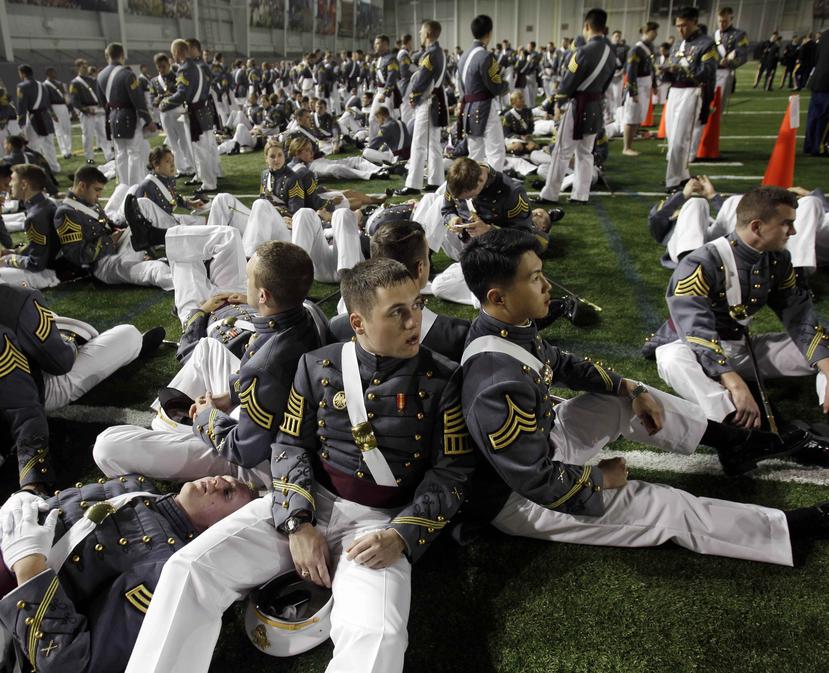 Un grupo de cadetes de la prestigiosa academia militar de West Point, en Nueva York, poco antes de una reciente graduación. (AP)