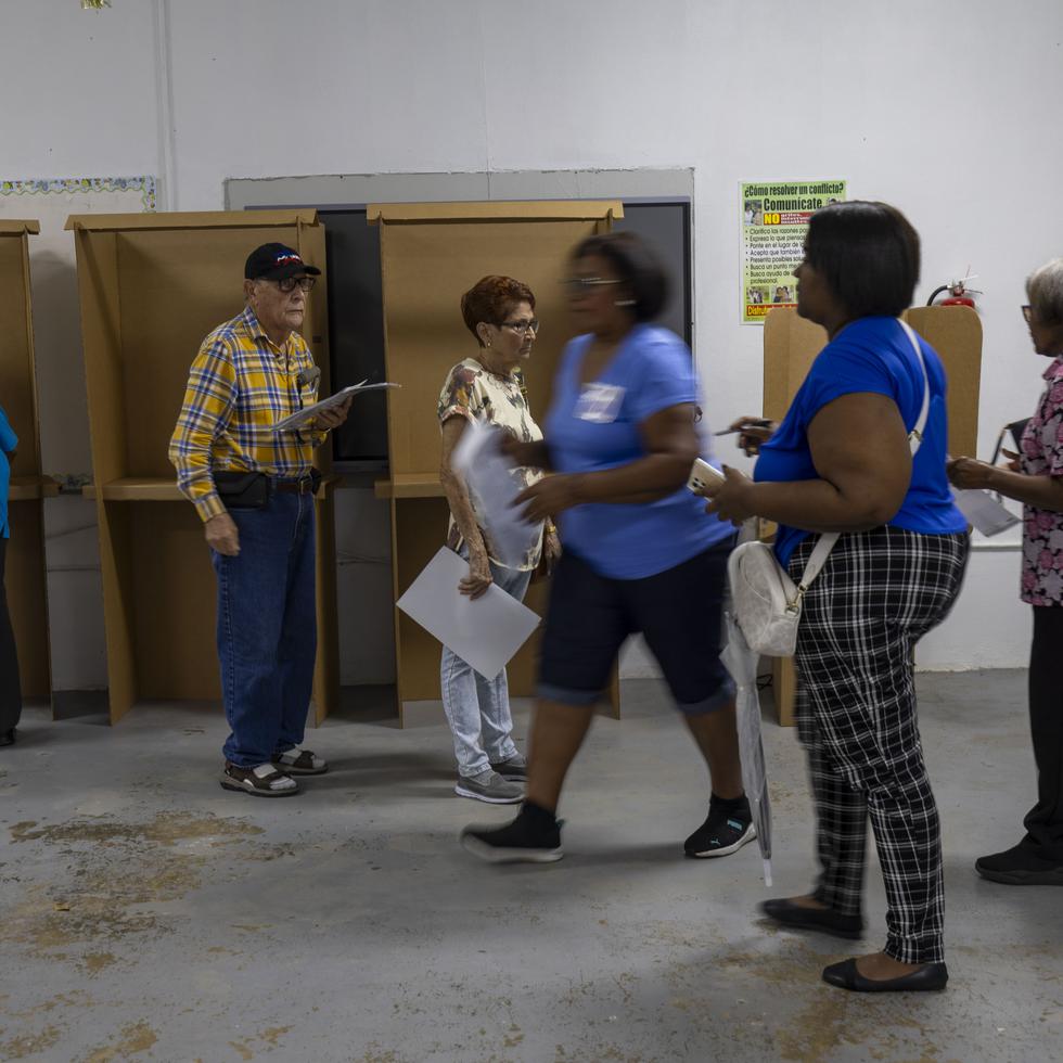 Electores activos visitan la escuela Salvador Brau, en Carolina, para ejercer su derecho al voto en las primarias del Partido Nuevo Progresista (PNP) y Partido Popular Democrático (PPD). 