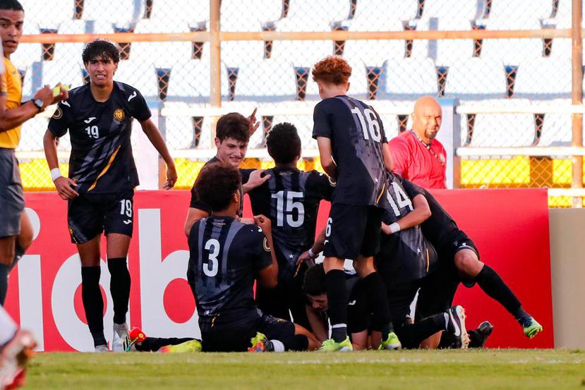 La Selección Nacional Sub-17 celebra un gol en su victoria ante Costa Rica en el Premundial celebrado en Guatemala.