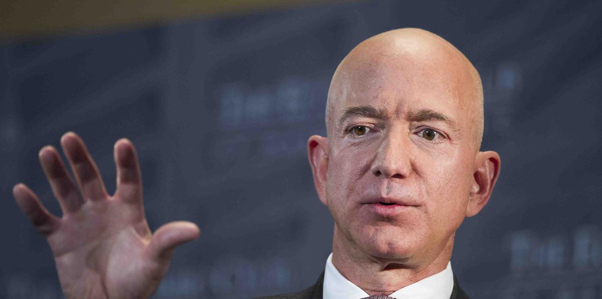 Según Bloomberg, Jeff Bezos planea residir en la recién adquirida mansión de seis habitaciones mientras derriba las otras dos casas que compró con anterioridad en esta isla Indian Creek.