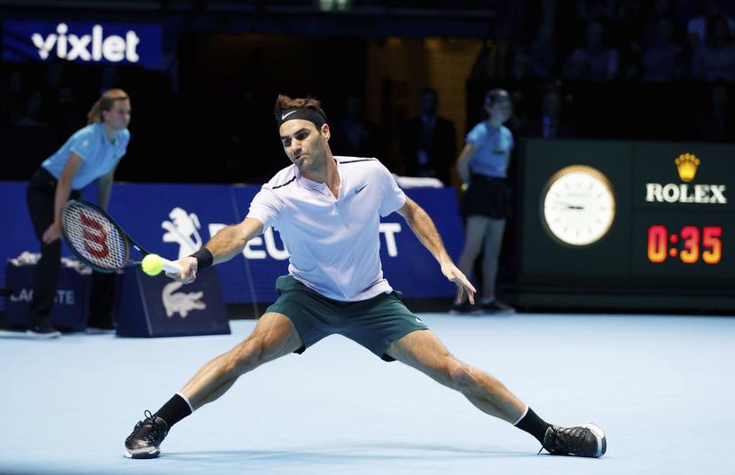 Roger Federer se estira para alcanzar un tiro del alemán Alexander Zverev durante su partido de la final de la gira de la ATP. (John Walton / PA vía AP)