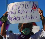 Una pancarta lee "Justicia para Keishla, Andrea y otras", durante la manifestación de esta tarde.