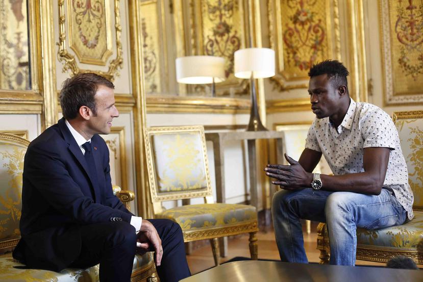 El presidente francés Emmanuel Macron, izquierda, se reúne con Mamoudou Gassama, migrante de Mali, en el Palacio del Elíseo, en París. (AP)