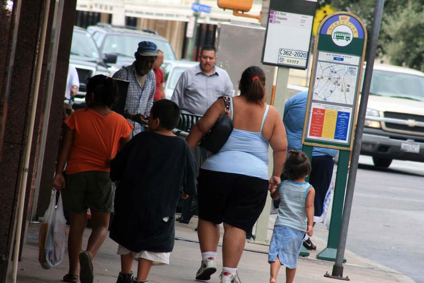 Vista de una familia mientras camina por el centro de la ciudad de San Antonio en Texas. (Agencia EFE)