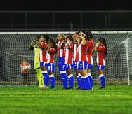 Las jugadoras de Puerto Rico al momento de realizar su protesta antes del amistoso del sábado contra Argentina. (Twitter.com / Nicole Rodríguez)