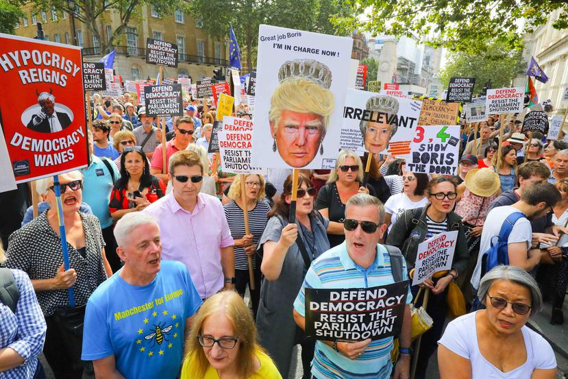Miles protestan en Gran Bretaña contra la decisión del primer ministro Boris Johnson de suspender el parlamento. (AP)