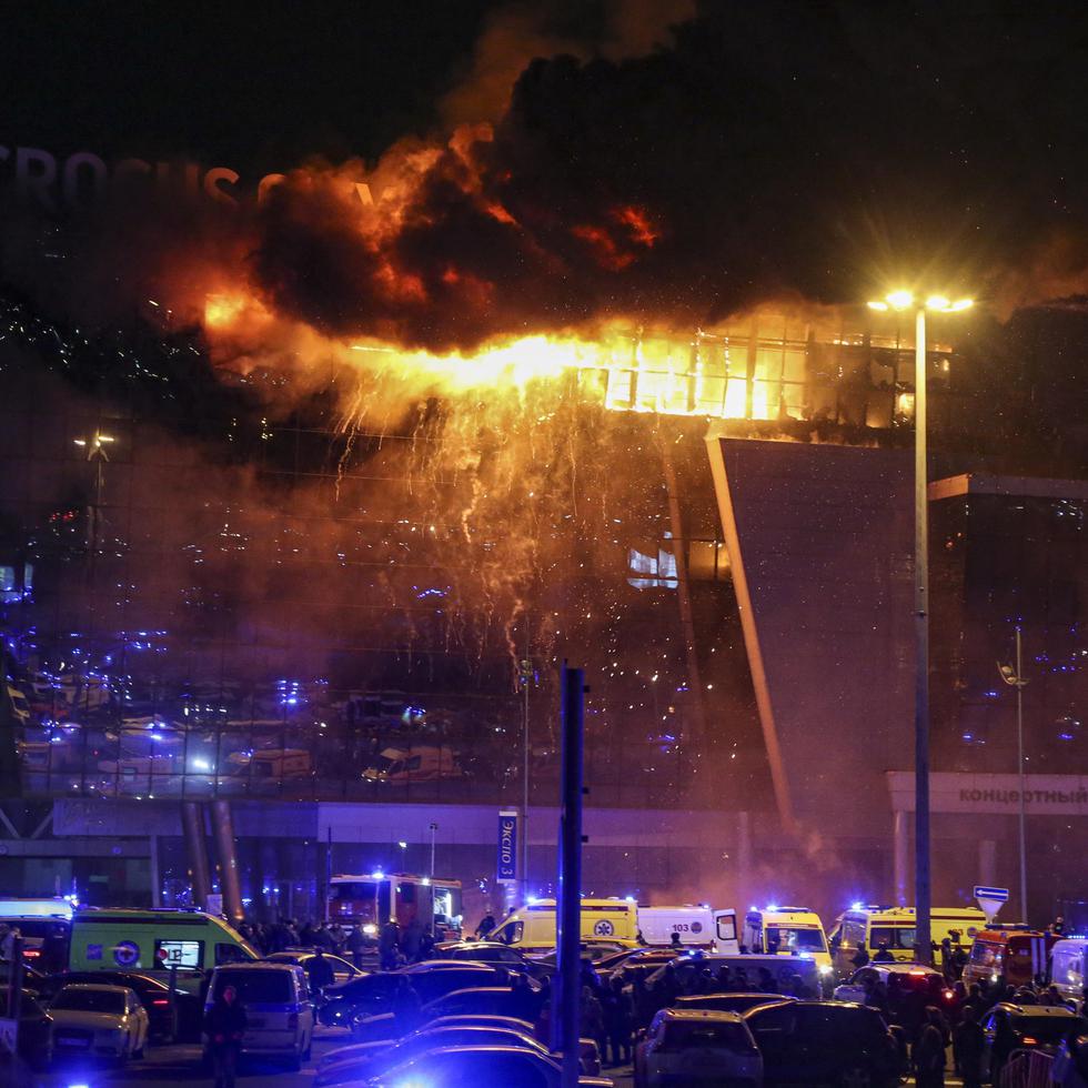 Los bomberos tratan de extinguir las llamas tras el tiroteo en la sala de conciertos del Crocus City Hall en Krasnogorsk, a las afueras de Moscú, en la noche del viernes 22 de marzo de 2024.
