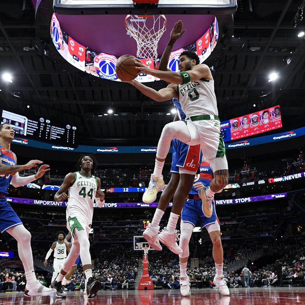 Jayson Tatum, alero de los Celtics de Boston, encesta en el partido ante los Wizards de Washington.