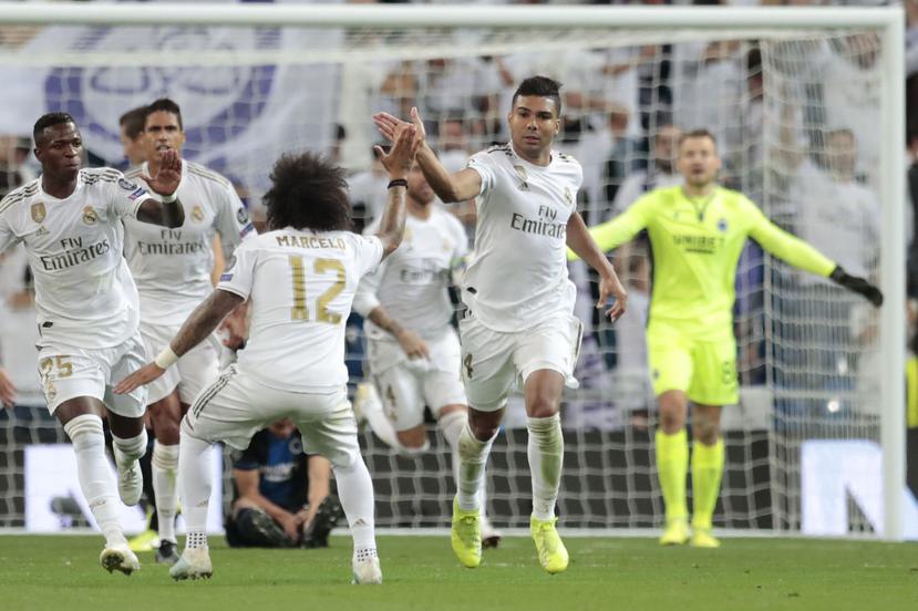 Casemiro (derecha) festeja tras anotar el segundo gol del Real Madrid para el empate 2-2 ante el Brujas en la Liga de Campeones. (AP)