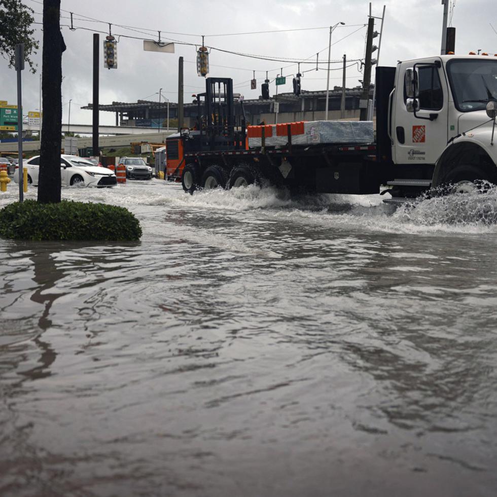 Torrenciales lluvias caen en Fort Lauderdale causando inundaciones, cortes de luz y el cierre del aeropuerto