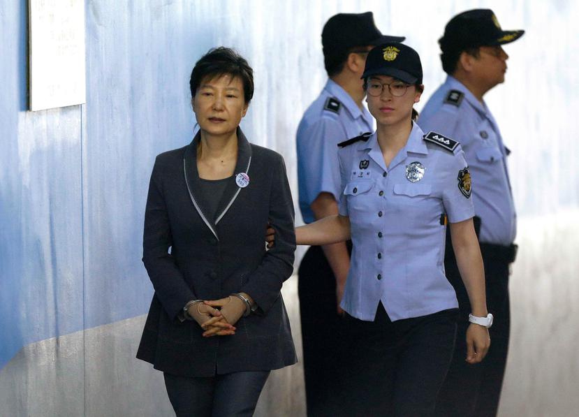 La expresidente de Corea del Sur, Park Geun-hye, llega a su juicio en la Corte del Distrito Central de Seúl, en Corea del Sur. (AP)